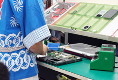 �������X�s�[�h�őg�ݗ��ĂĂ����j���X�^�b�t�̎ʐ^