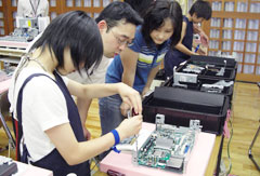 �v���[�g�Ƀ��C���{�[�h�����t���Ă���ʐ^