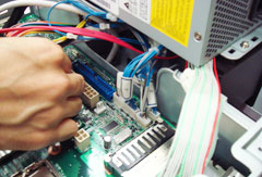 ���C���{�[�h�փP�[�u����ڑ����Ă���ʐ^