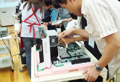 �e�q�ŋ��͂��ăP�[�u����ڑ����Ă���l�q