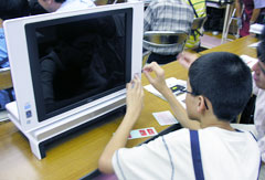 �I�񂾃X�e�b�J�[��{�̂ɓ\���Ă���l�q