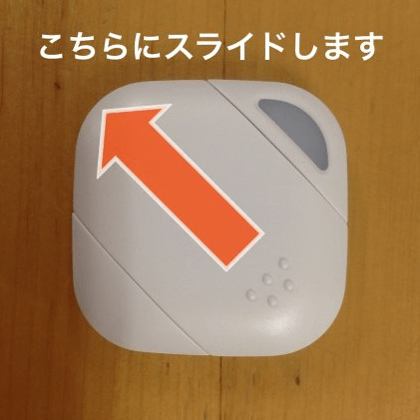 バッテリーカバーをスライドさせて外します