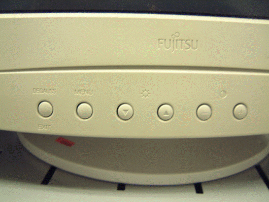 CRT前面に「DEGAUSS」と「EXIT」あり