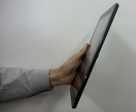 画面の回転を利用できる持ち方（ディスプレイが地面と垂直に近い状態）