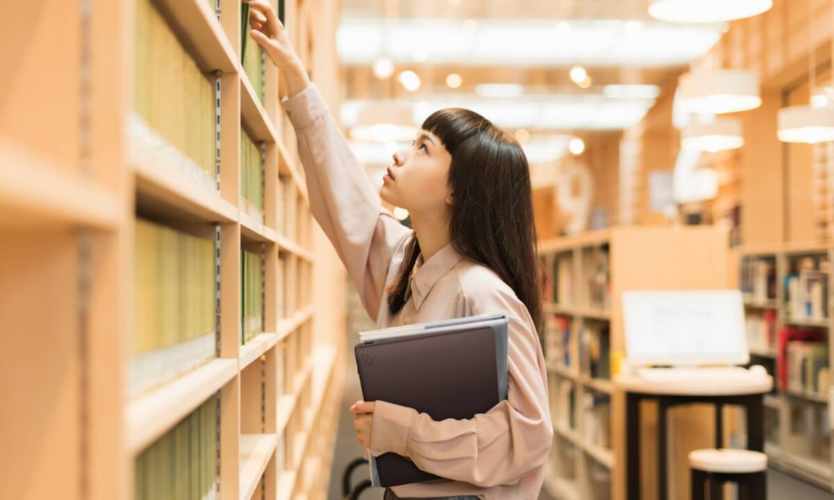 約998gなので抱えながら歩くのもラクラク！